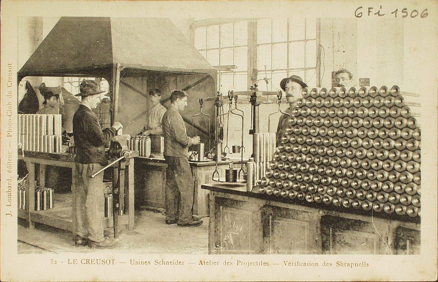 Le Creusot. Usines Schneider. Atelier des projectiles. Vérification des Shrapnells.