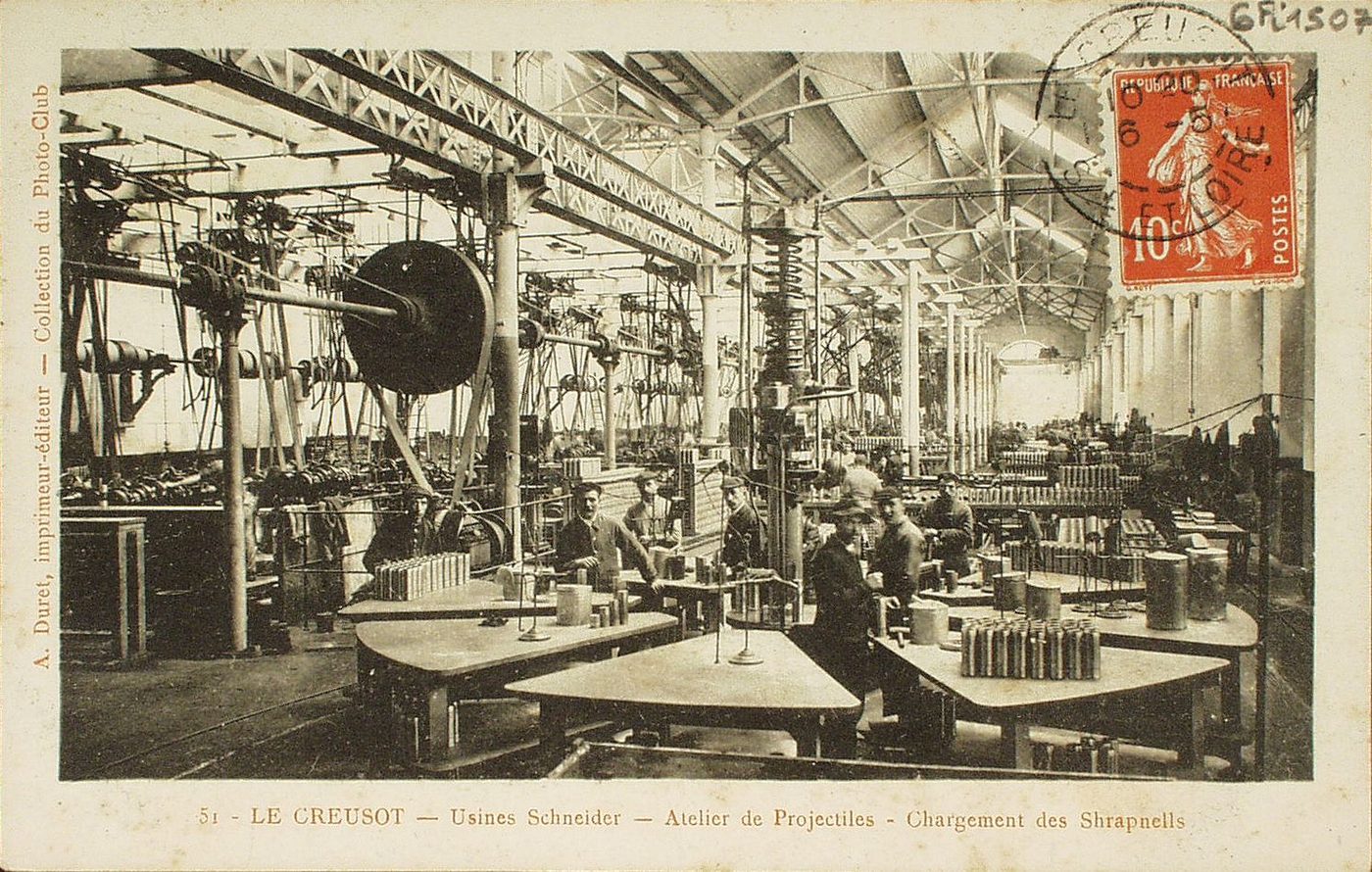 Le Creusot. Usines Schneider. Atelier de projectiles. Chargement des Shrapnells.
