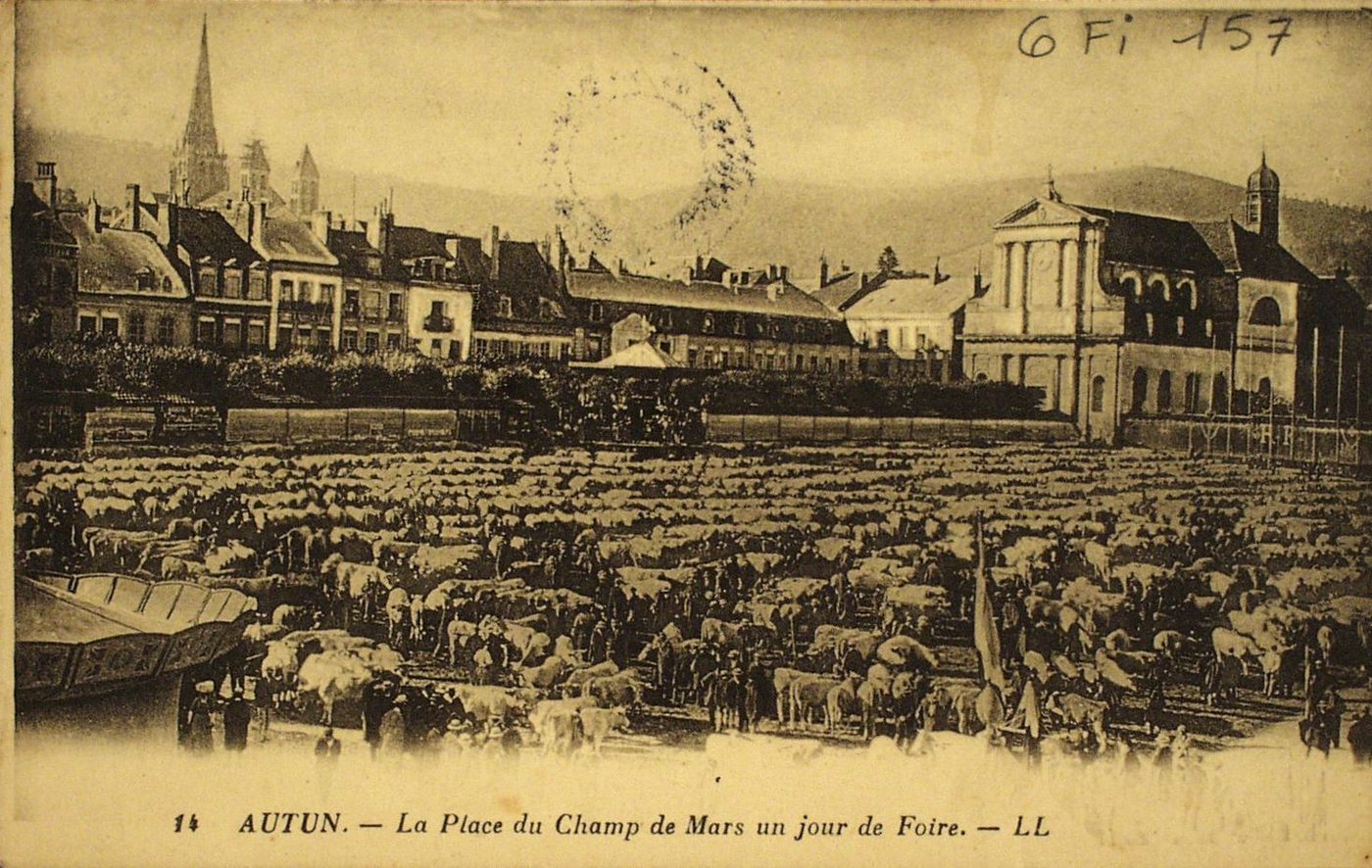 Autun. La place du Champ de Mars un jour de foire.