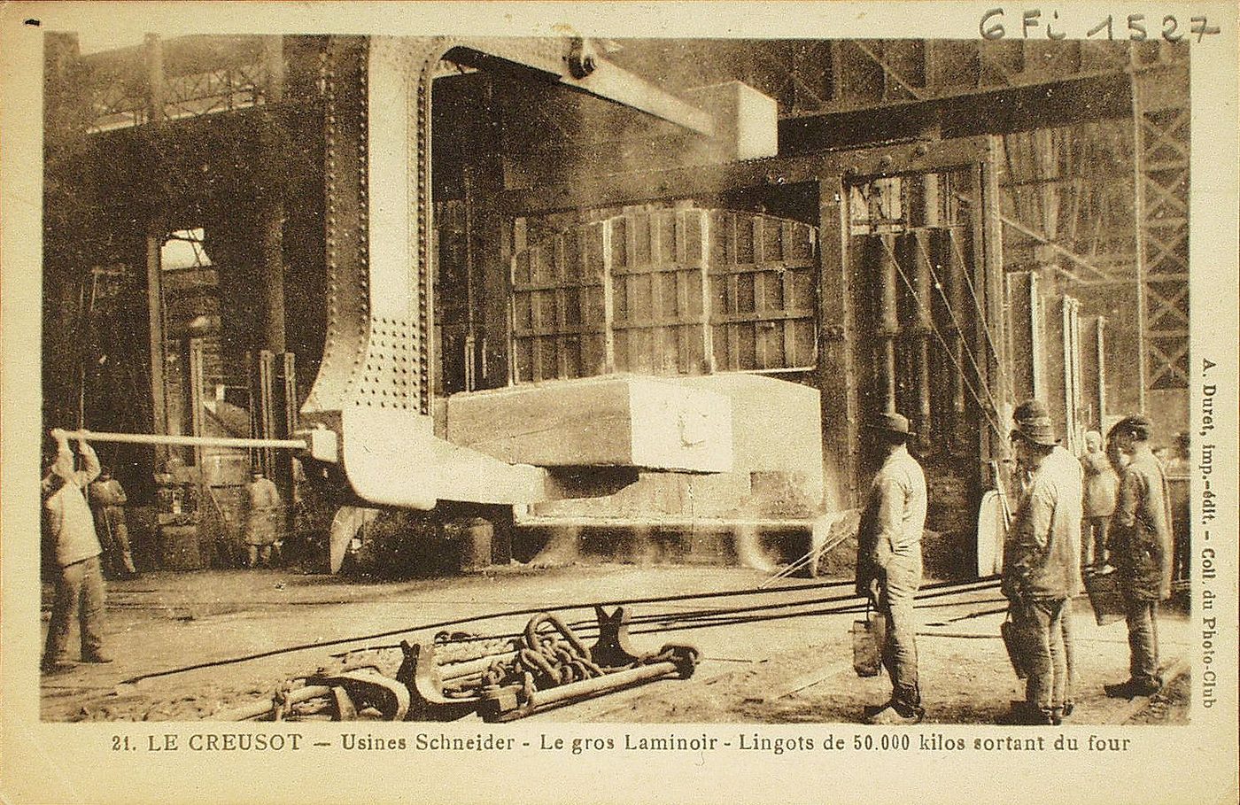 Le Creusot. Usines Schneider. Le gros laminoir. Lingots de 50 000 kilos sortant du four.
