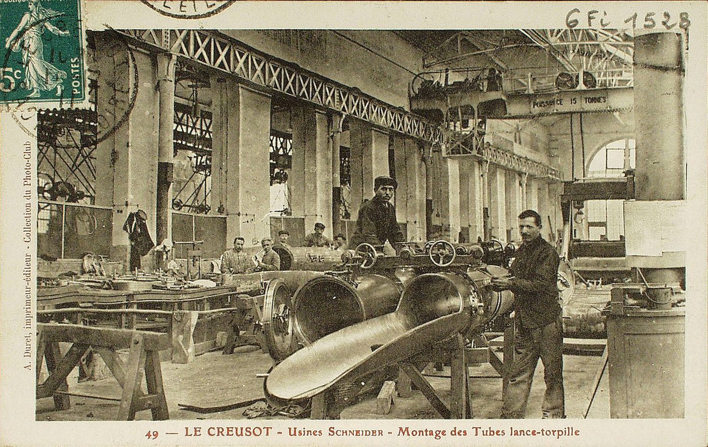 Le Creusot. Usines Schneider. Montage des tubes lance-torpille.