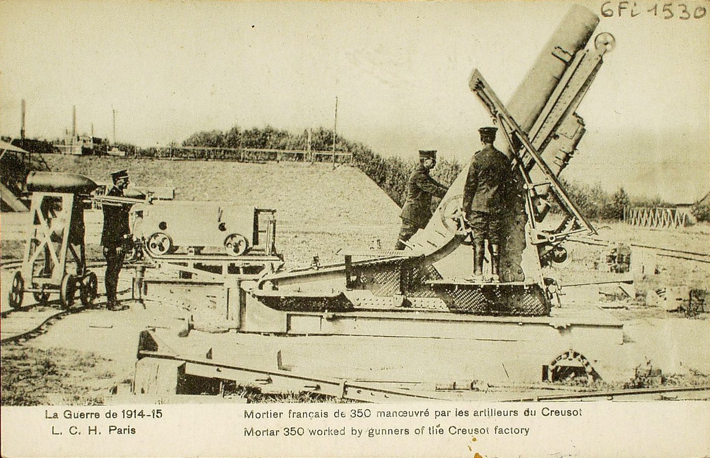 La guerre de 1914-15. Mortier français de 350 manoeuvré par les artilleurs du Creusot. Mortar 350 worked by gunners of the Creusot factory.