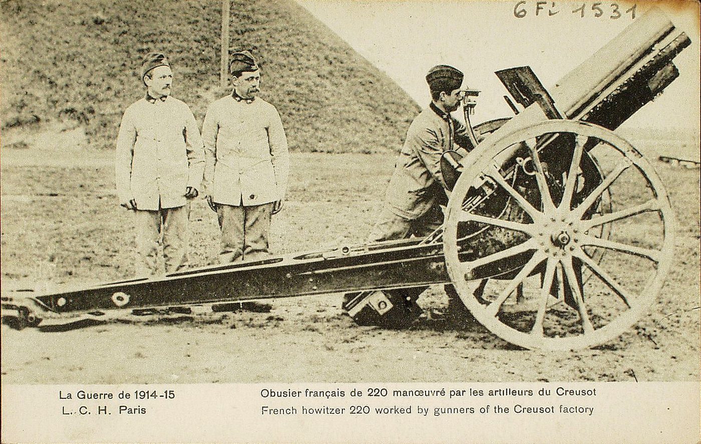 La guerre de 1914-15. Obusier français de 220 manoeuvré par les artilleurs du Creusot. French howitzer 220 worked by gunners of the Creusot factory.