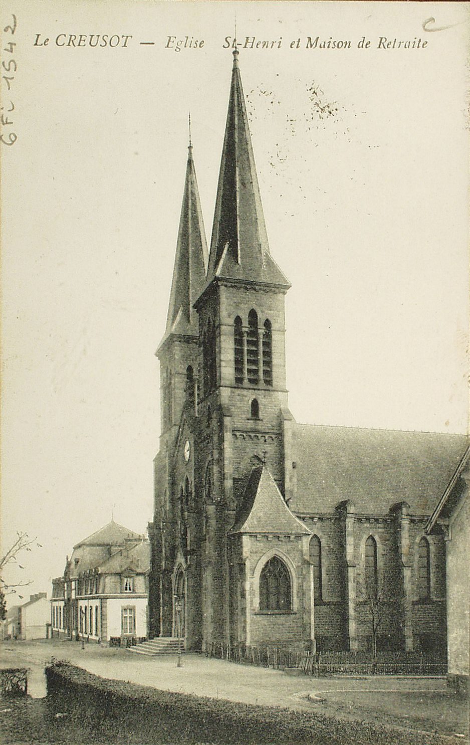 Le Creusot. Eglise Saint-Henri et maison de retraite.