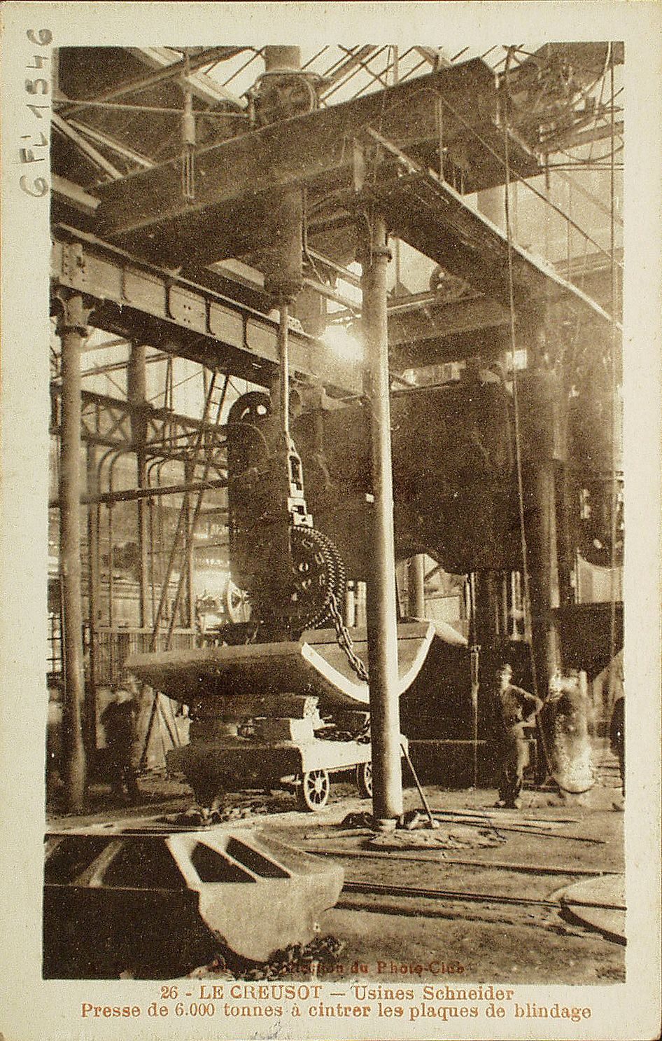 Le Creusot. Usines Schneider. Presse de 6000 tonnes à cintrer les plaques de blindage.
