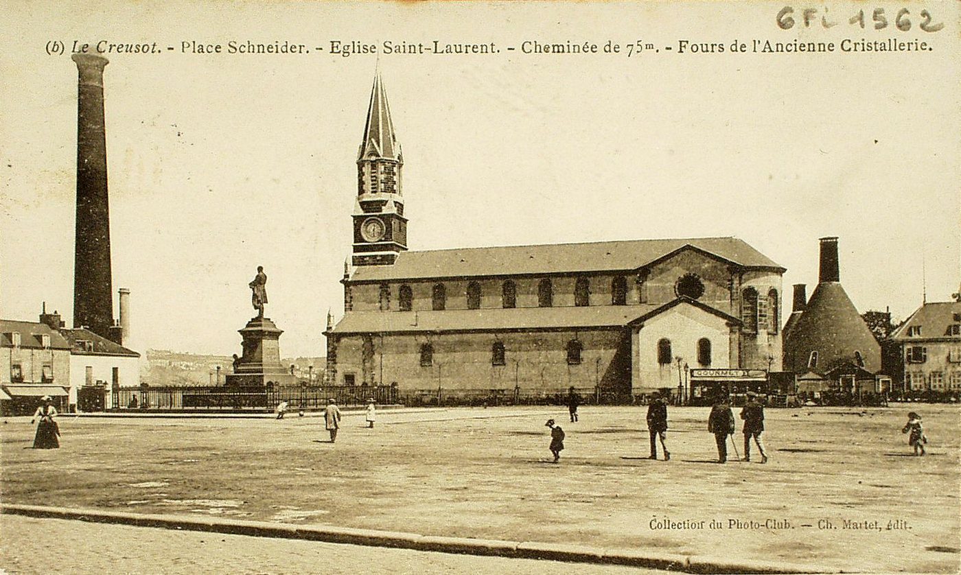 Le Creusot. Place Schneider. Eglise Saint-Laurent. Cheminées de 75 m. Fours de l'ancienne cristallerie.
