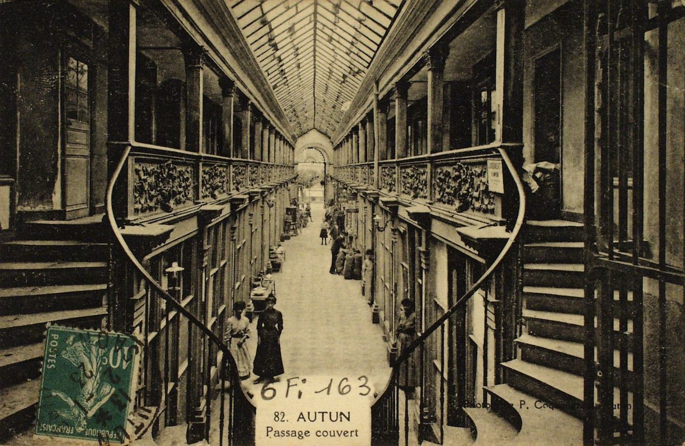 Autun. Passage couvert.
