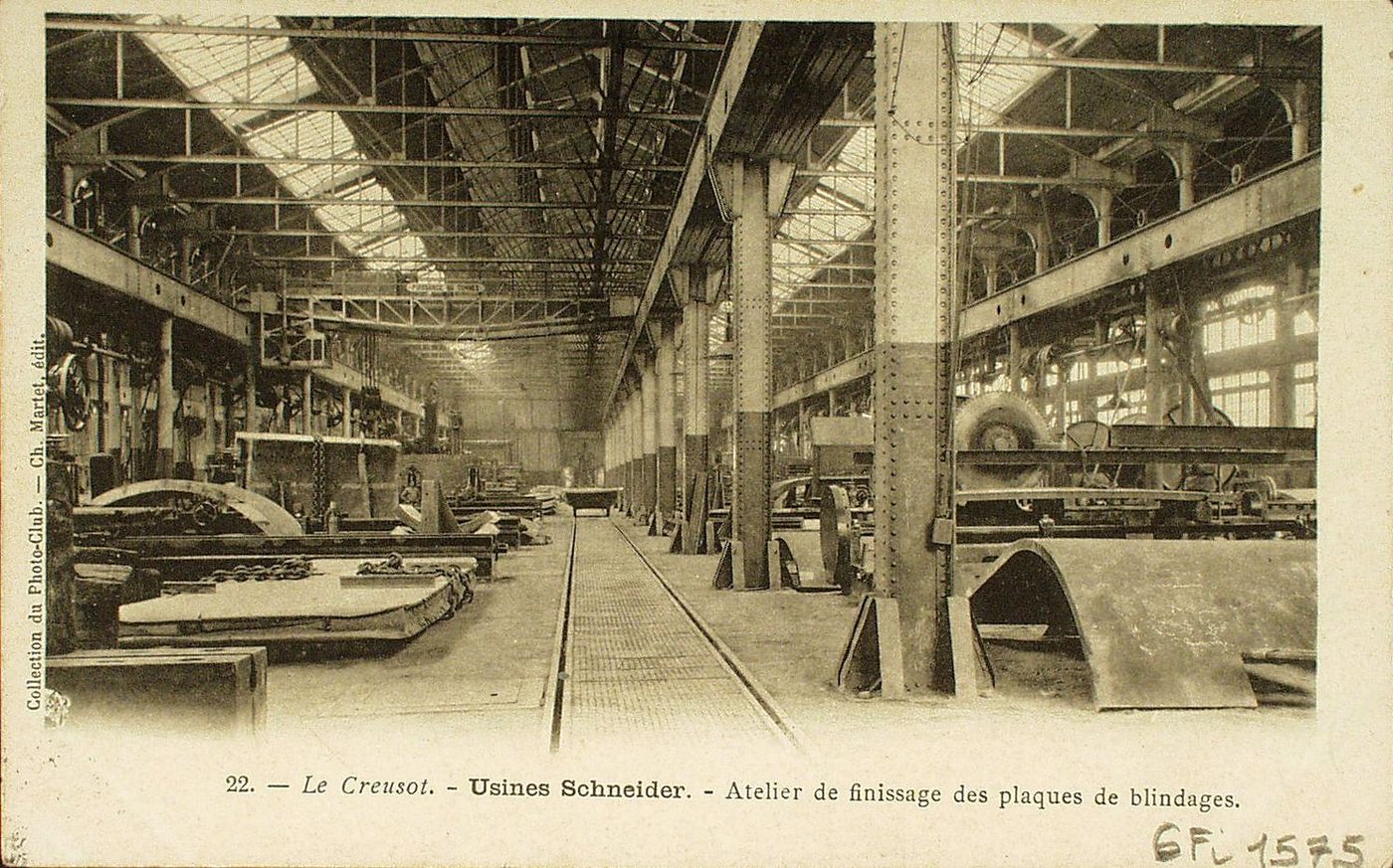 Le Creusot. Usines Schneider. Atelier de finissage des plaques de blindage.