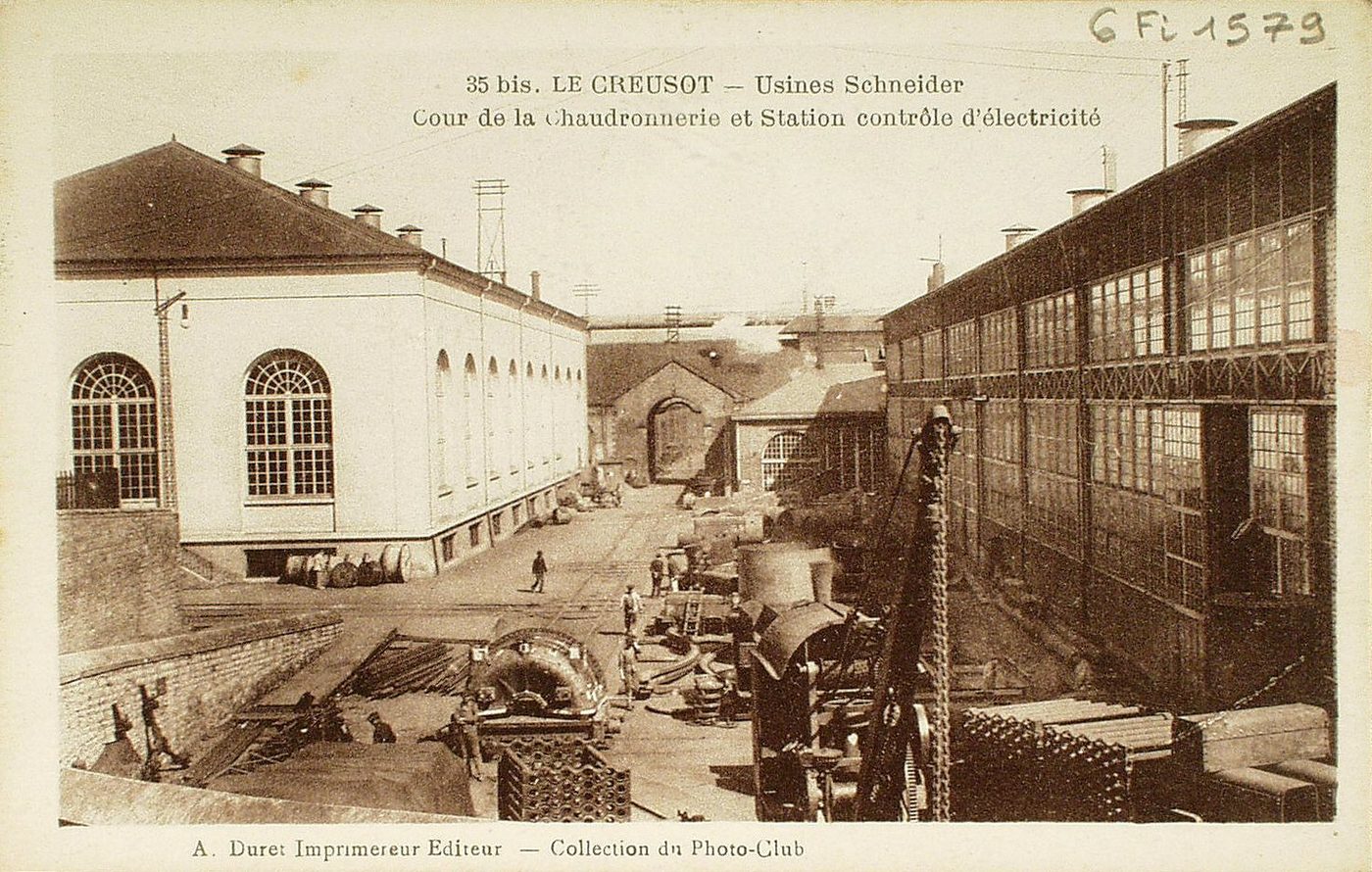 Le Creusot. Usines Schneider. Cour de la chaudronnerie et station contrôle d'électricité.