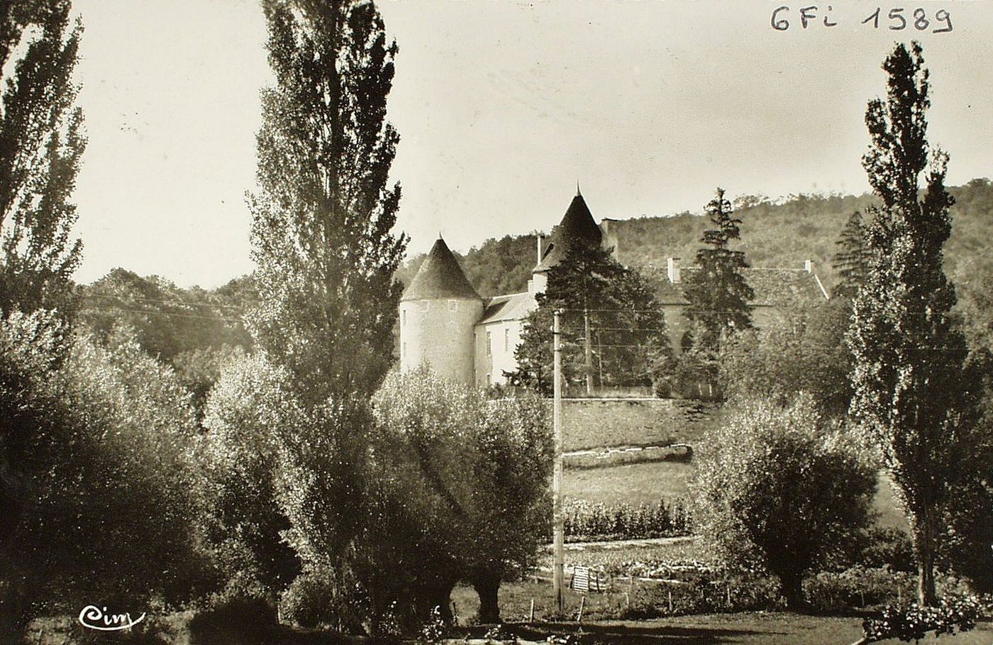 Cruzille. Le château.