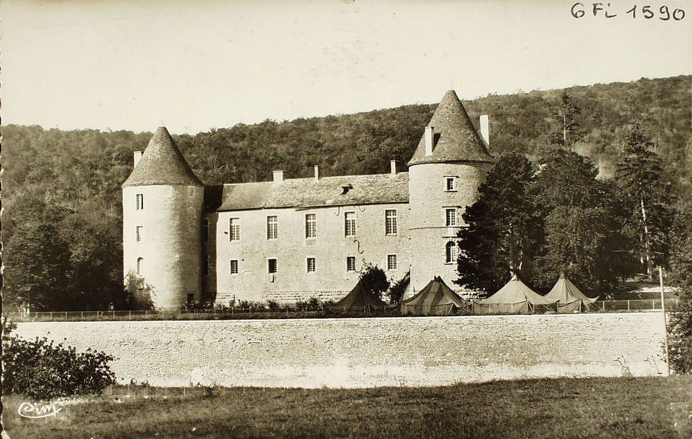 Cruzille. Le château. Appartenait en 1262 à Hugues de Cruzille, bailli de Mâcon, puis aux Baufremont, vers le XVIe s. ; il fut pris et repris durant les guerres de la Ligue, d'abord en 1589, puis en 1590, puis en 1592, par Tavannes qui dut l'abandonner en 1596 ; propriété du Comte de Montrevel, il fut dévasté par les brigands en 1789.