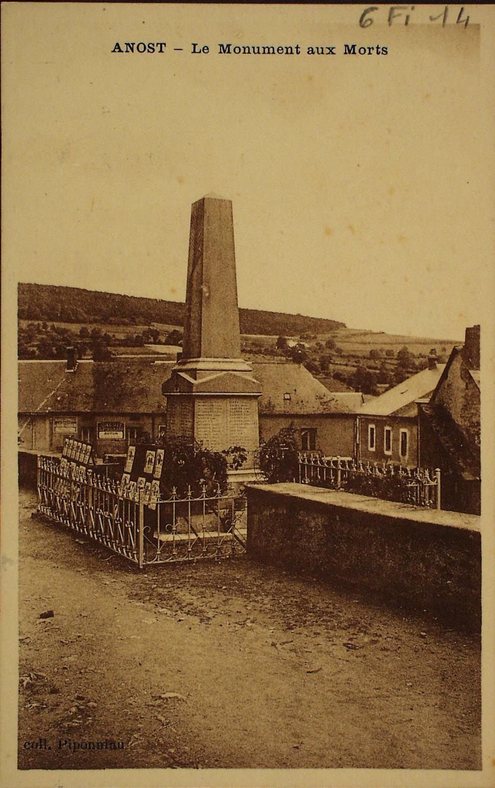 Anost. Le monument aux morts.