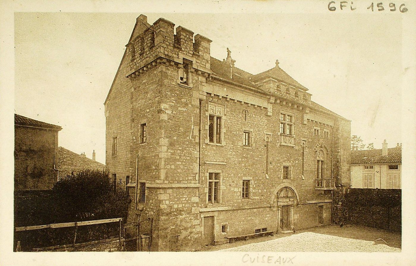 Cuiseaux. Ecole des filles. Château féodal.