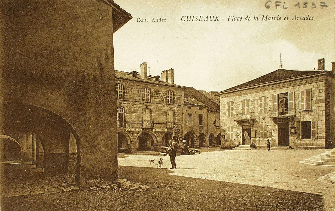 Cuiseaux. Place de la mairie et arcades.