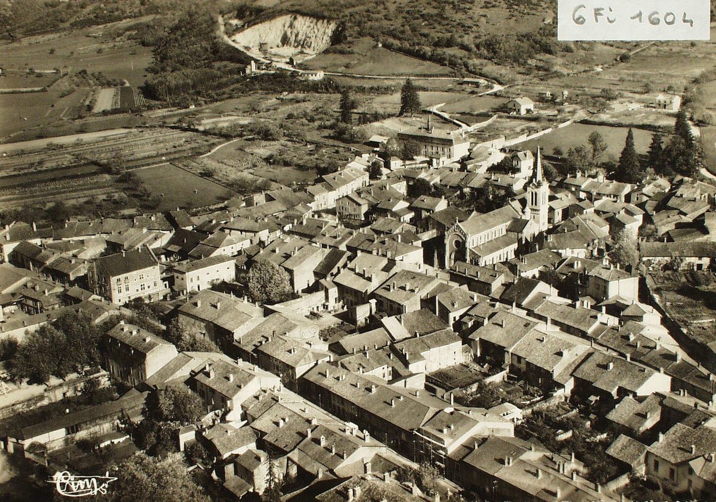 Cuiseaux. Vue générale aérienne. Au fond, la carrière.