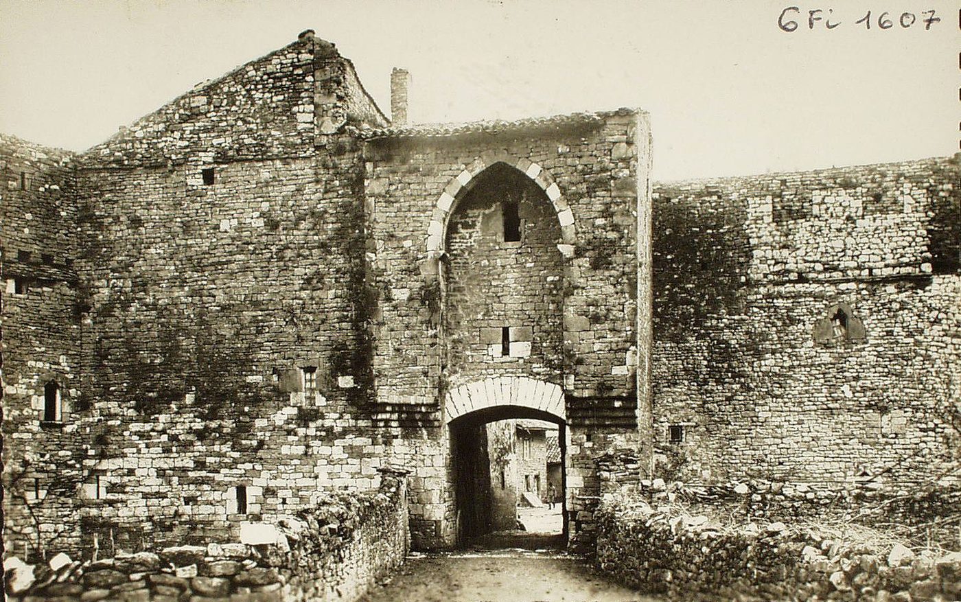 Cuiseaux. La vieille porte des remparts.