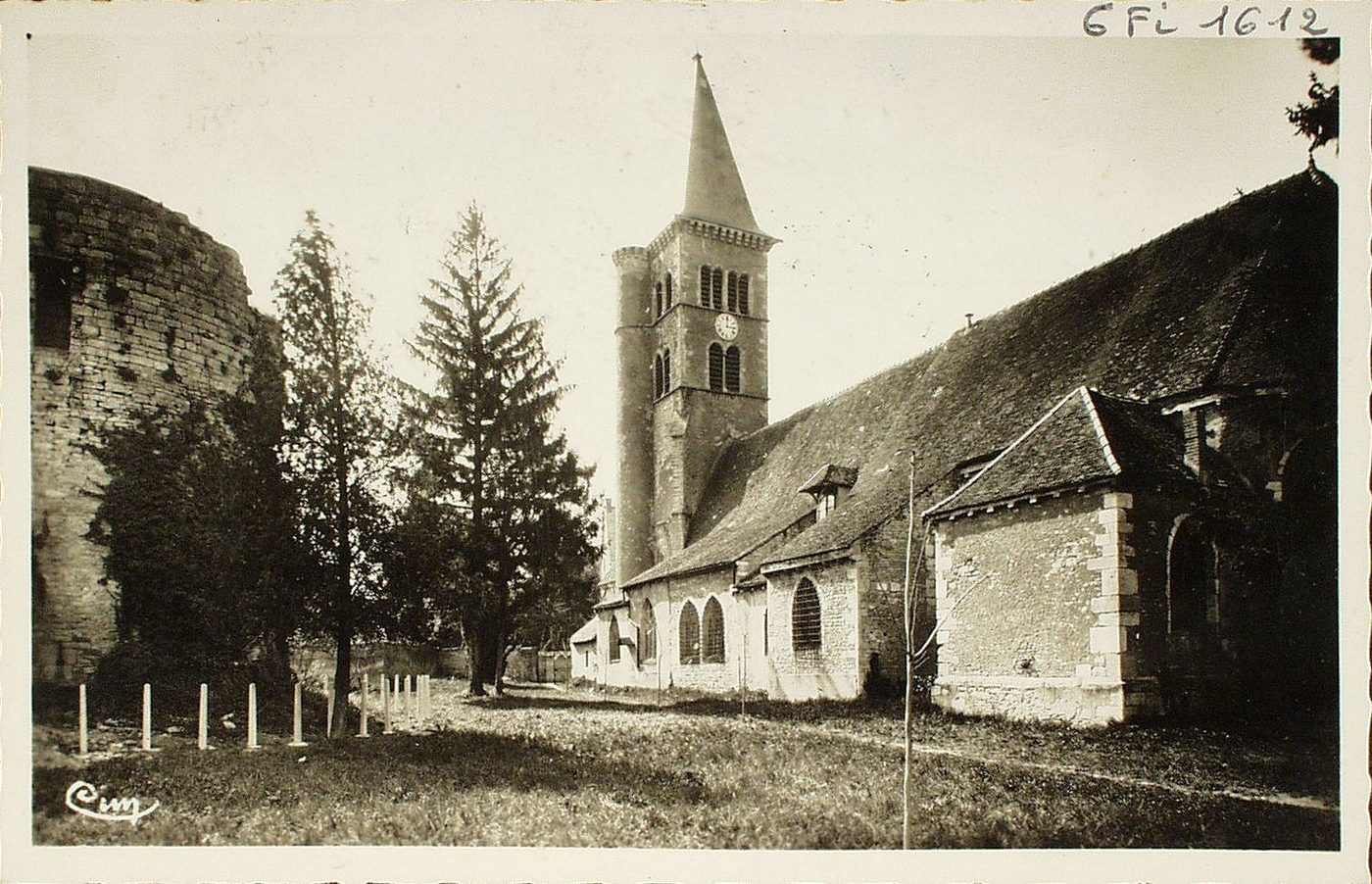 Cuisery. La tour et l'église.