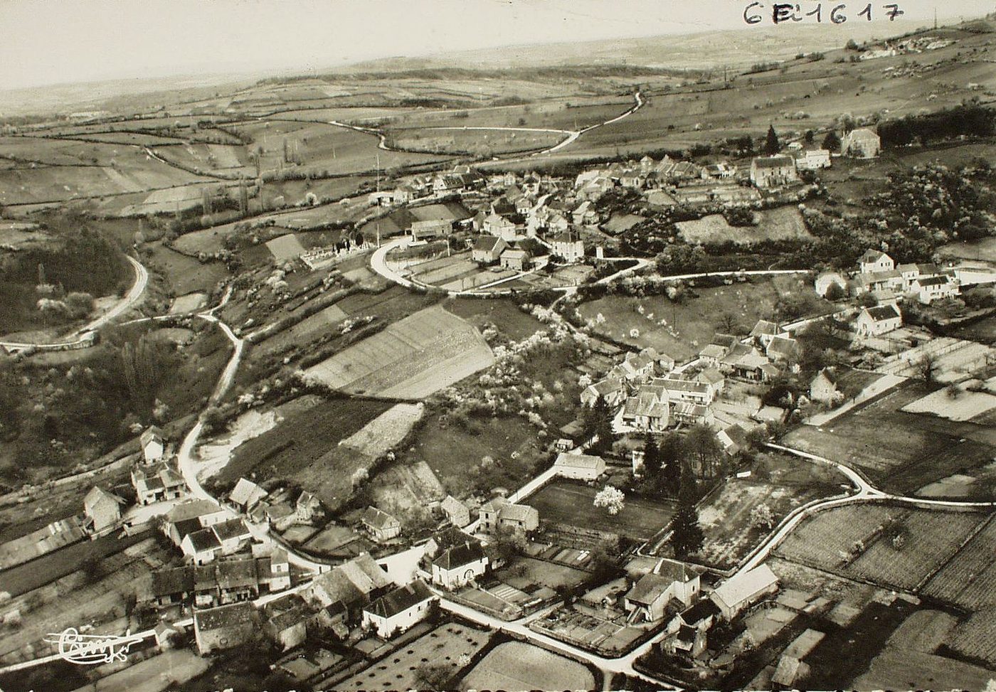 Culles-les-Roches. Vue générale aérienne.