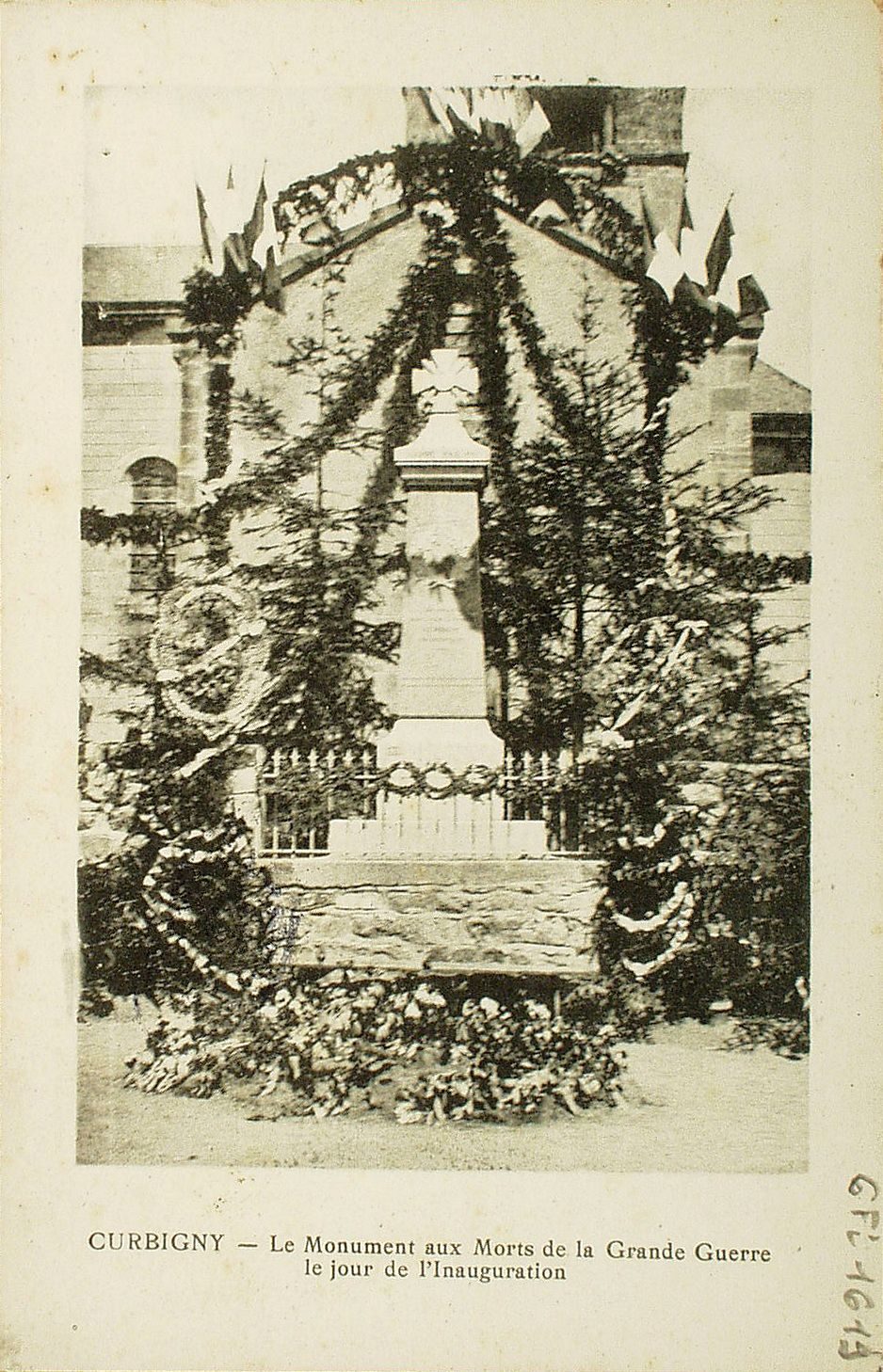 Curbigny. Le monument aux morts de la grande guerre le jour de l'inauguration.