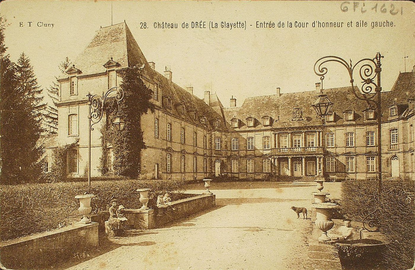 Château de Drée. (La Clayette). Entrée de la cour d'honneur et aile gauche.