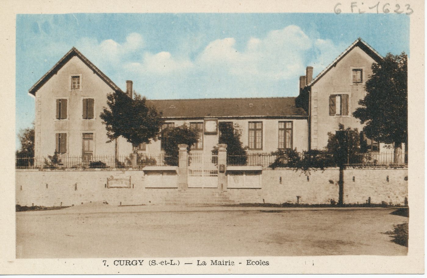 Curgy. La mairie. Ecoles.
