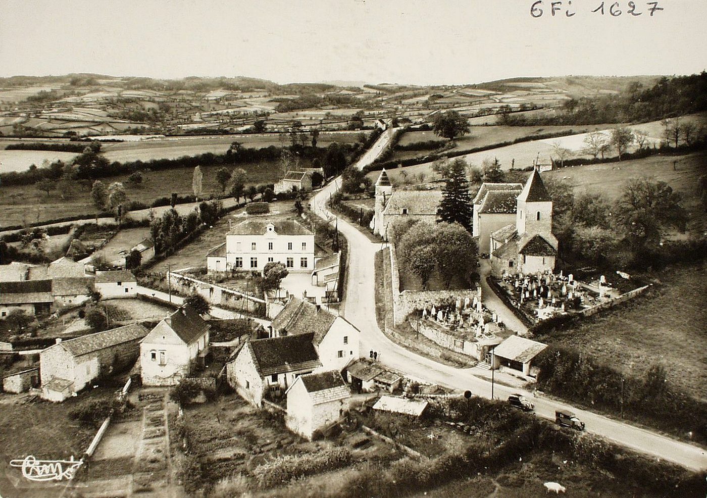 Curtil-sous-Buffières. Vue aérienne.