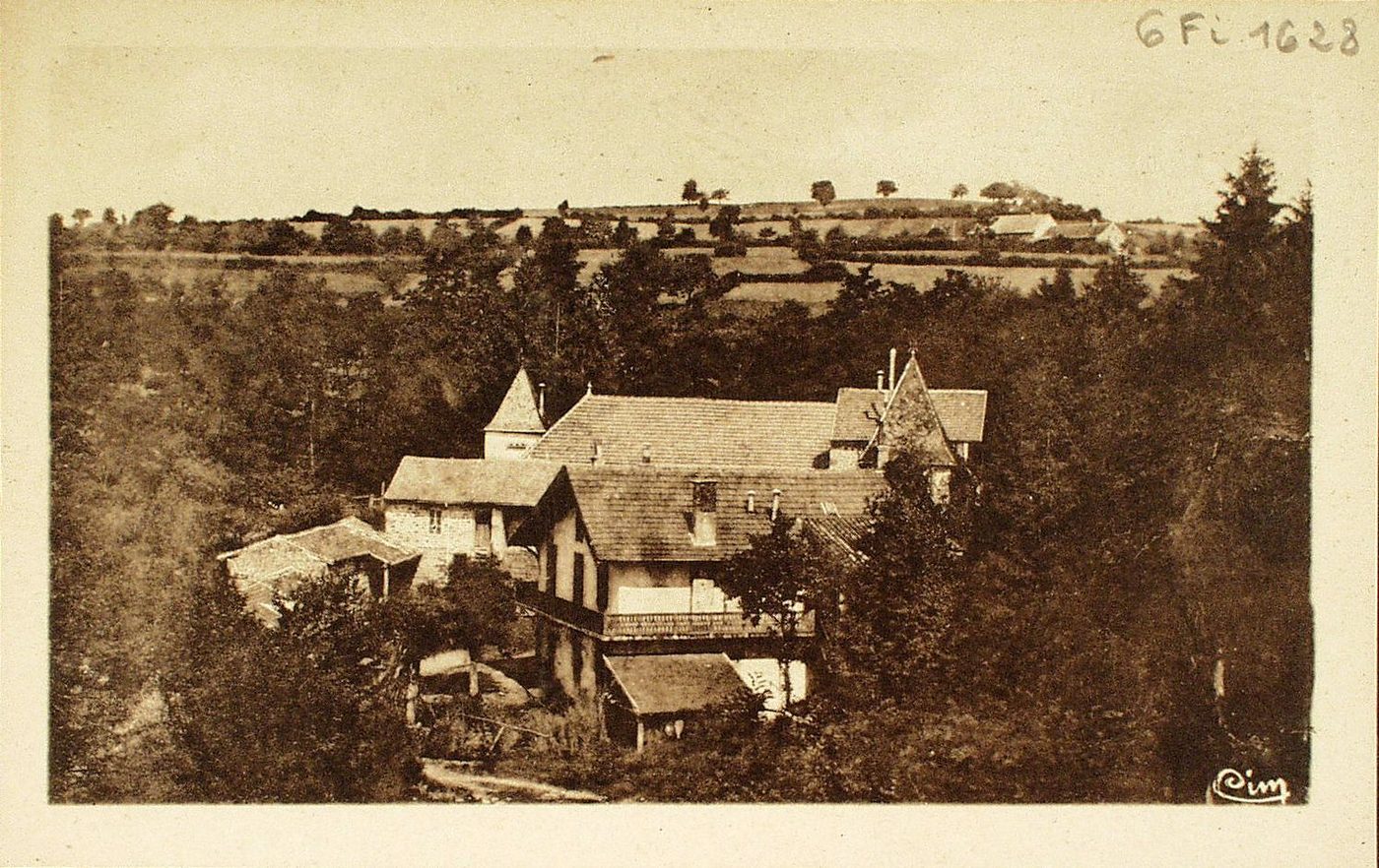 Curtil-sous-Buffières. Chalet du Moulin. Comme son nom l'indique, ce chalet, dans un joli site entouré de sapins, remplace un vieux moulin alimenté par un petit étang dont les eaux se jettent dans la Noue.