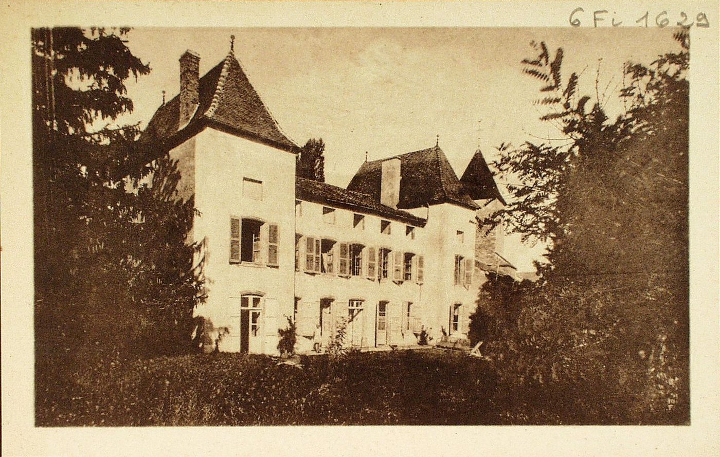Curtil-sous-Buffières. Le vieux château.