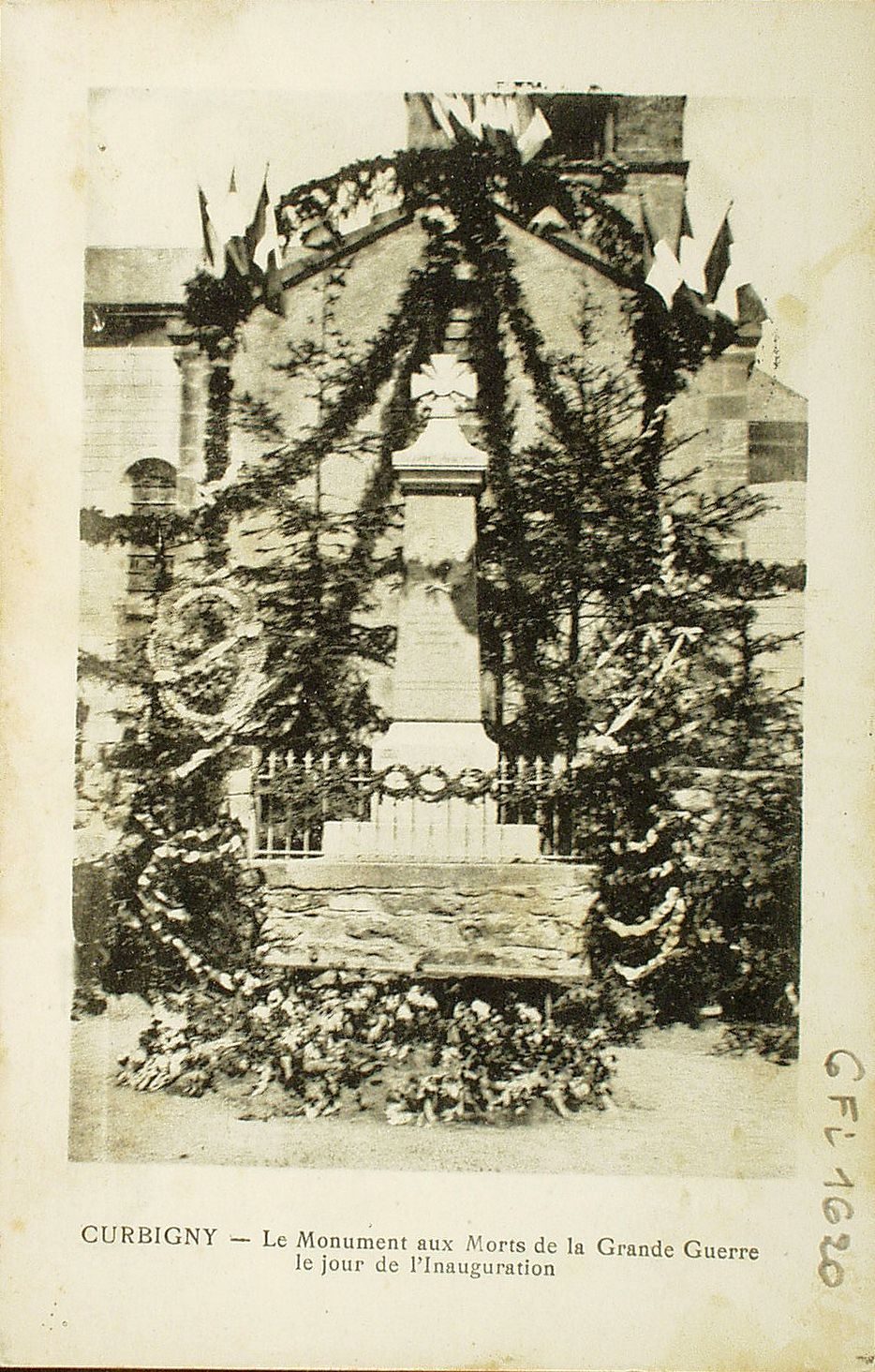 Curbigny. Le monument aux morts de la Grande Guerre le jour de l'inauguration.
