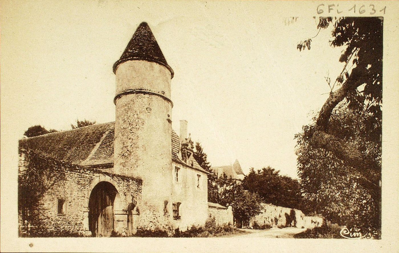 La Bourgogne historique et monumentale. Vieux château de Curtil-sous-Buffières. Habité autrefois par des moines espagnols, comme l'indique l'inscription du grand portail : HVESPES- Y -PECE- ALLOS- TRES- DIAS- HYEDE-. Traduction : les hôtes comme les poissons, au bout de trois jours sentent mauvais.