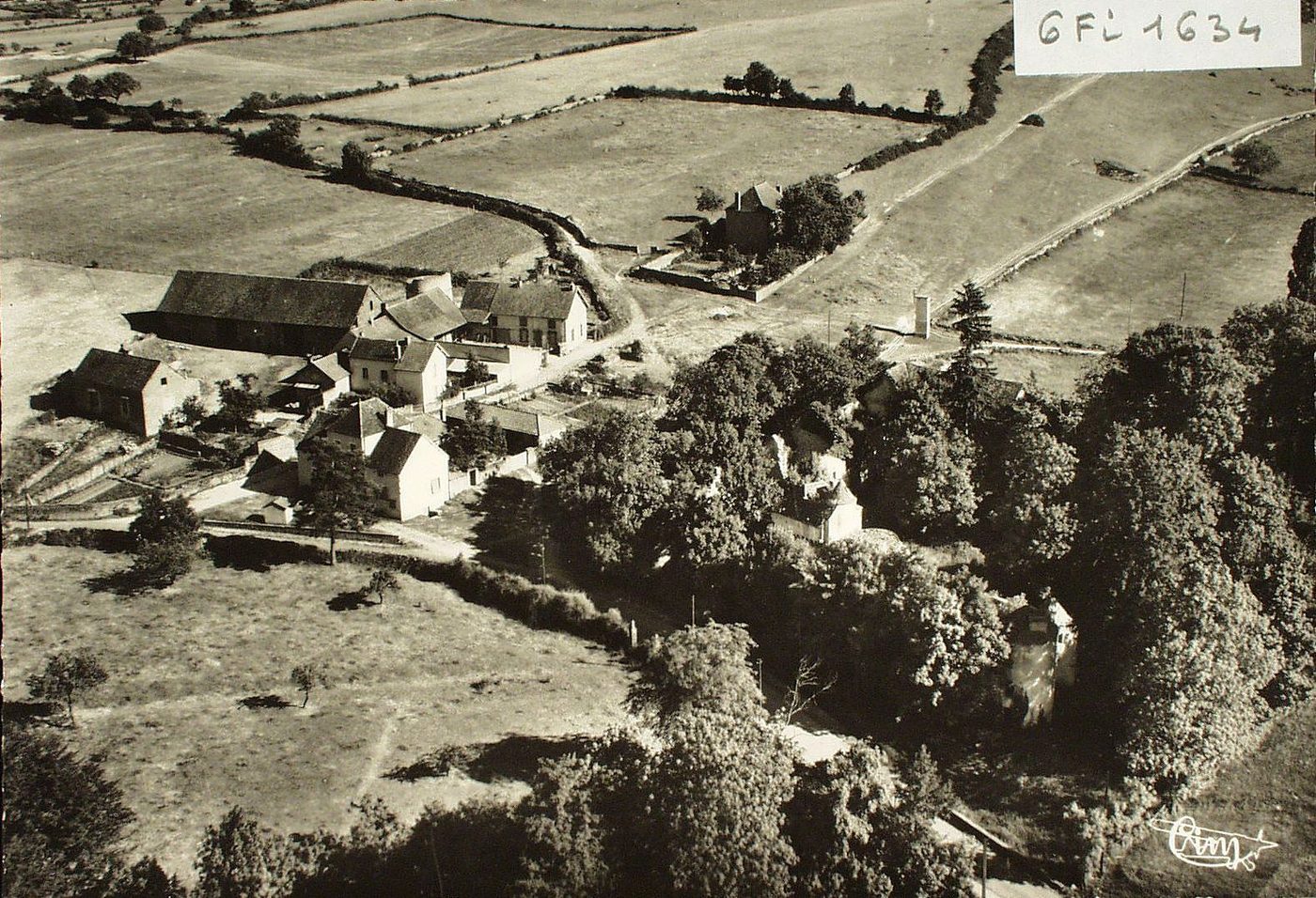 Curtil-sous-Burnand. Vue aérienne sur le château de la Serrée. La mairie et l'école.