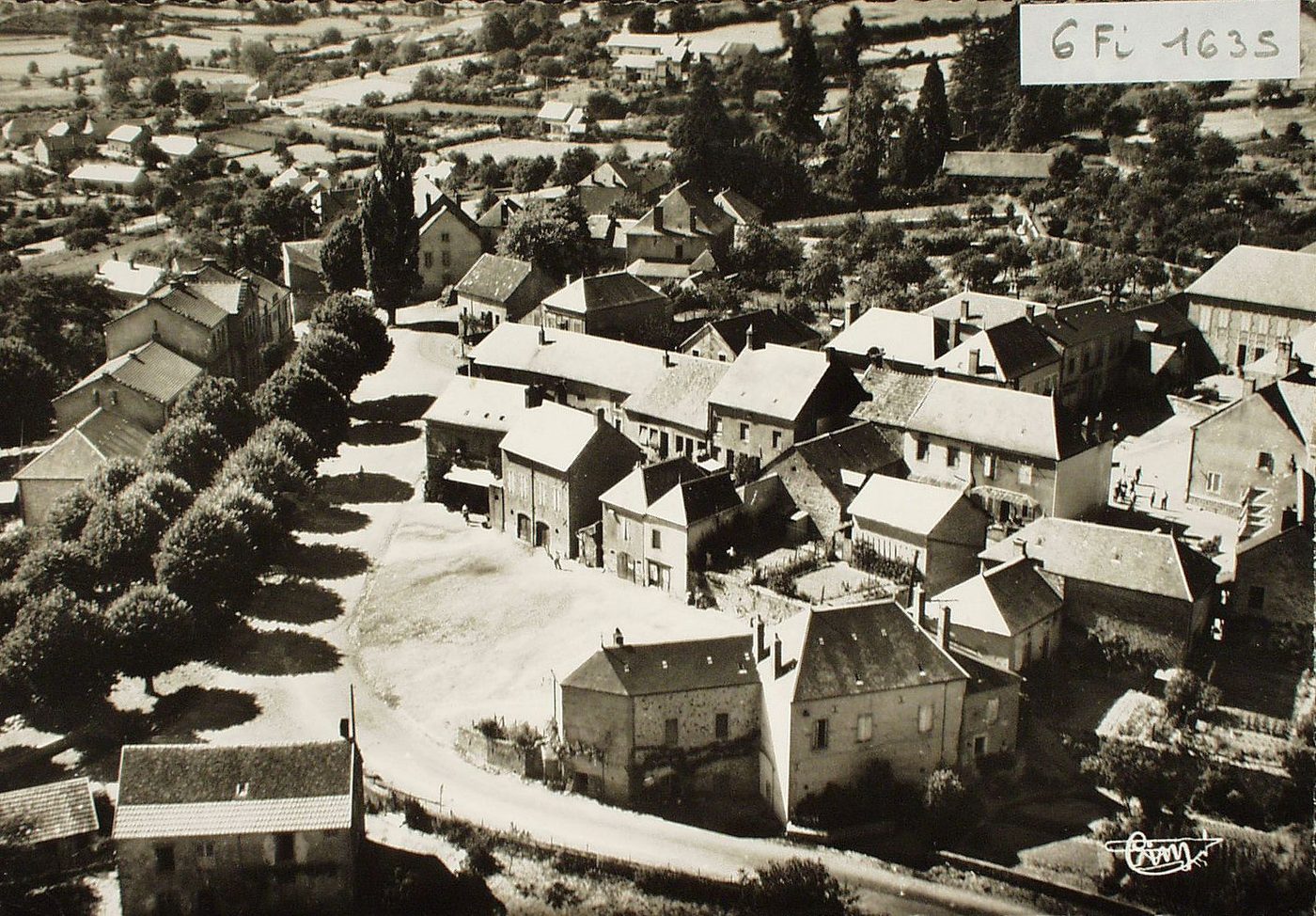 Cussy-en-Morvan. Vue aérienne. Le bourg.