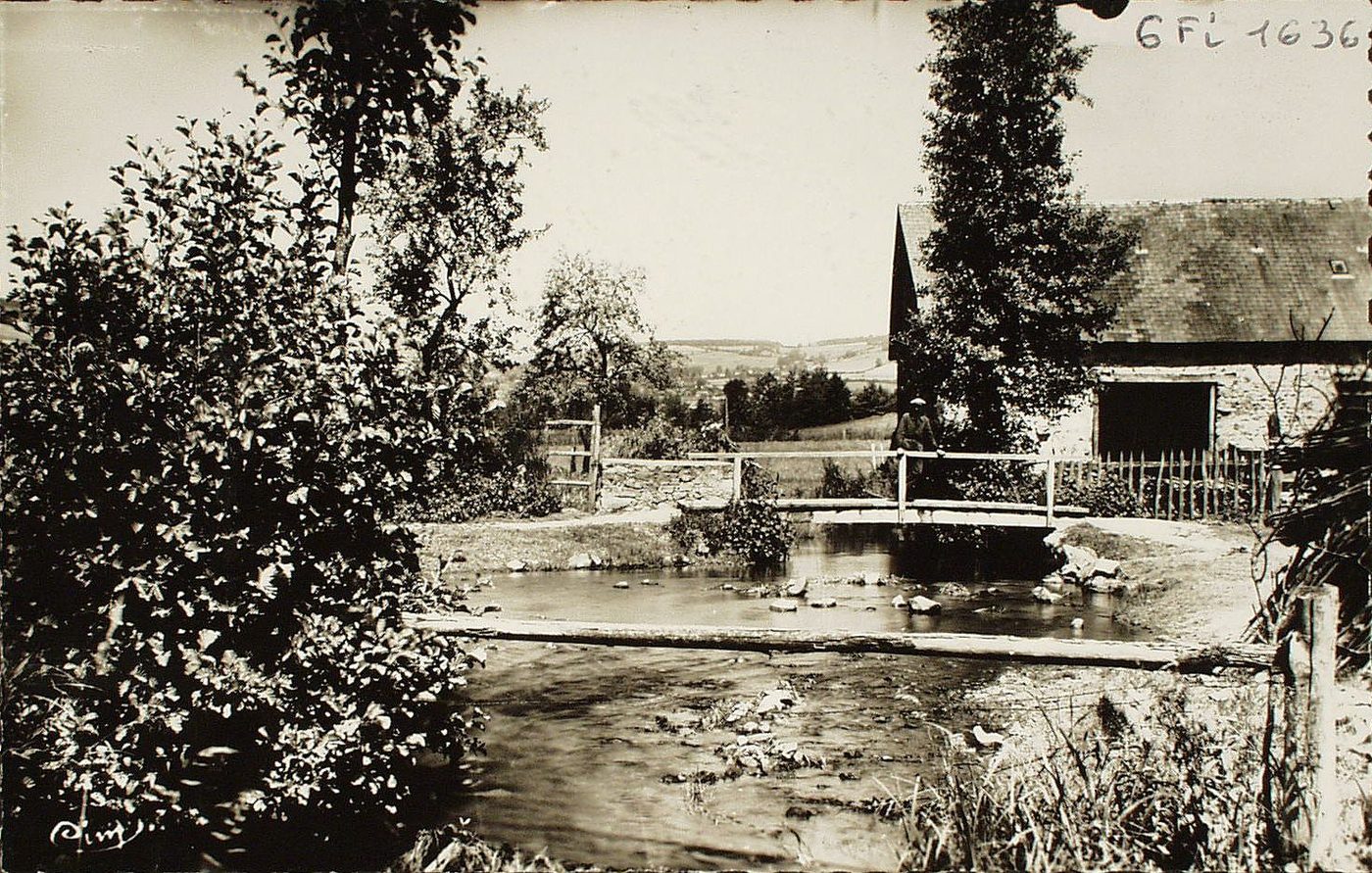 Cussy-en-Morvan. La passerelle du moulin.