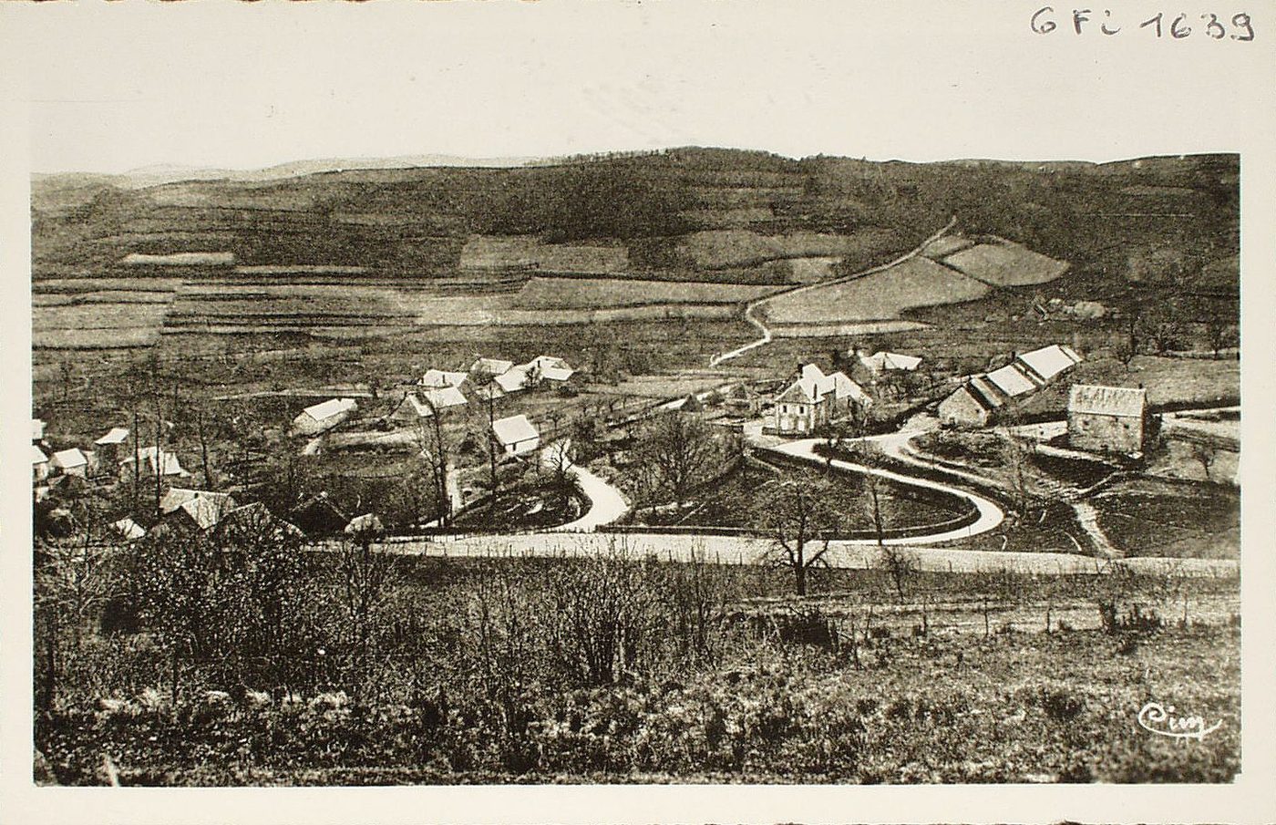 Cussy-en-Morvan. Monts du Morvan. Groupe de paysages (Thivelle, la Vallée).