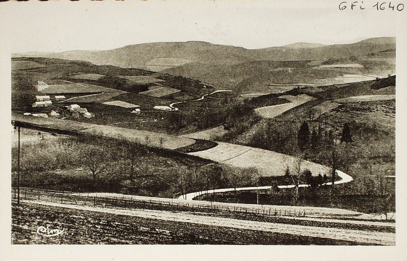 Cussy-en-Morvan. Route de Vignerux. Monts du Morvan.