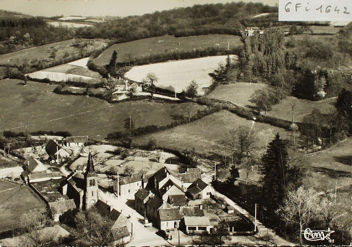 Cuzy. Vue aérienne. Le bourg.