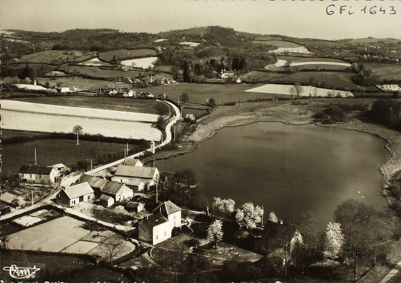 Cuzy. Vue générale aérienne.