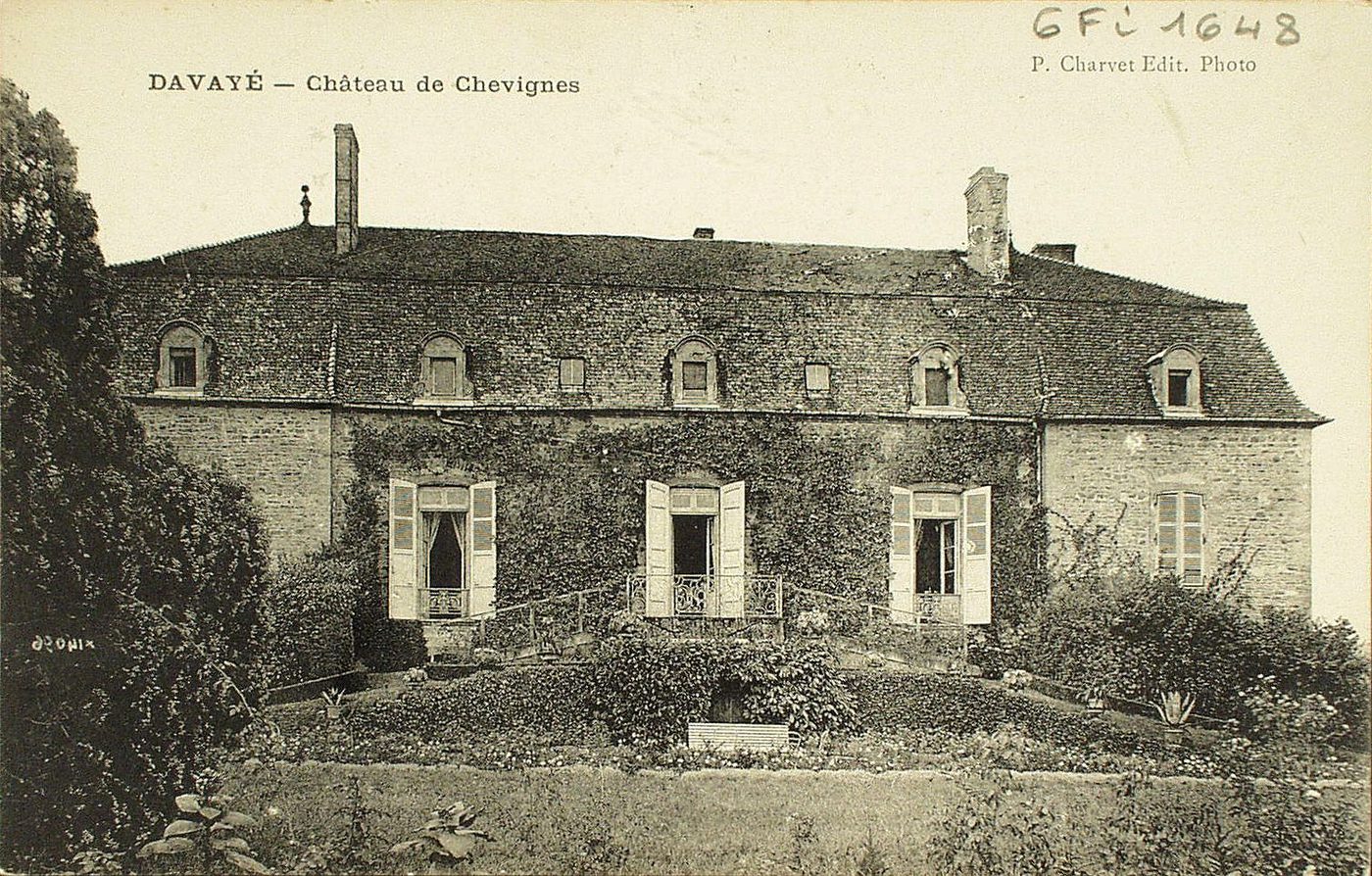 Davayé. Château de Chevignes.