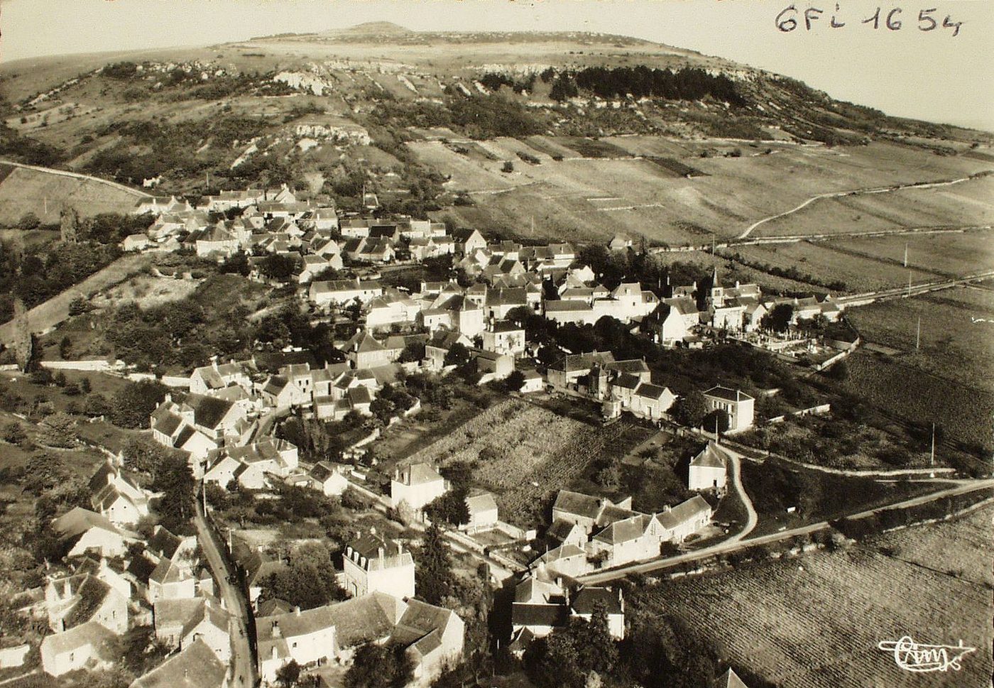 Dezize-lès-Maranges. Vue générale aérienne.