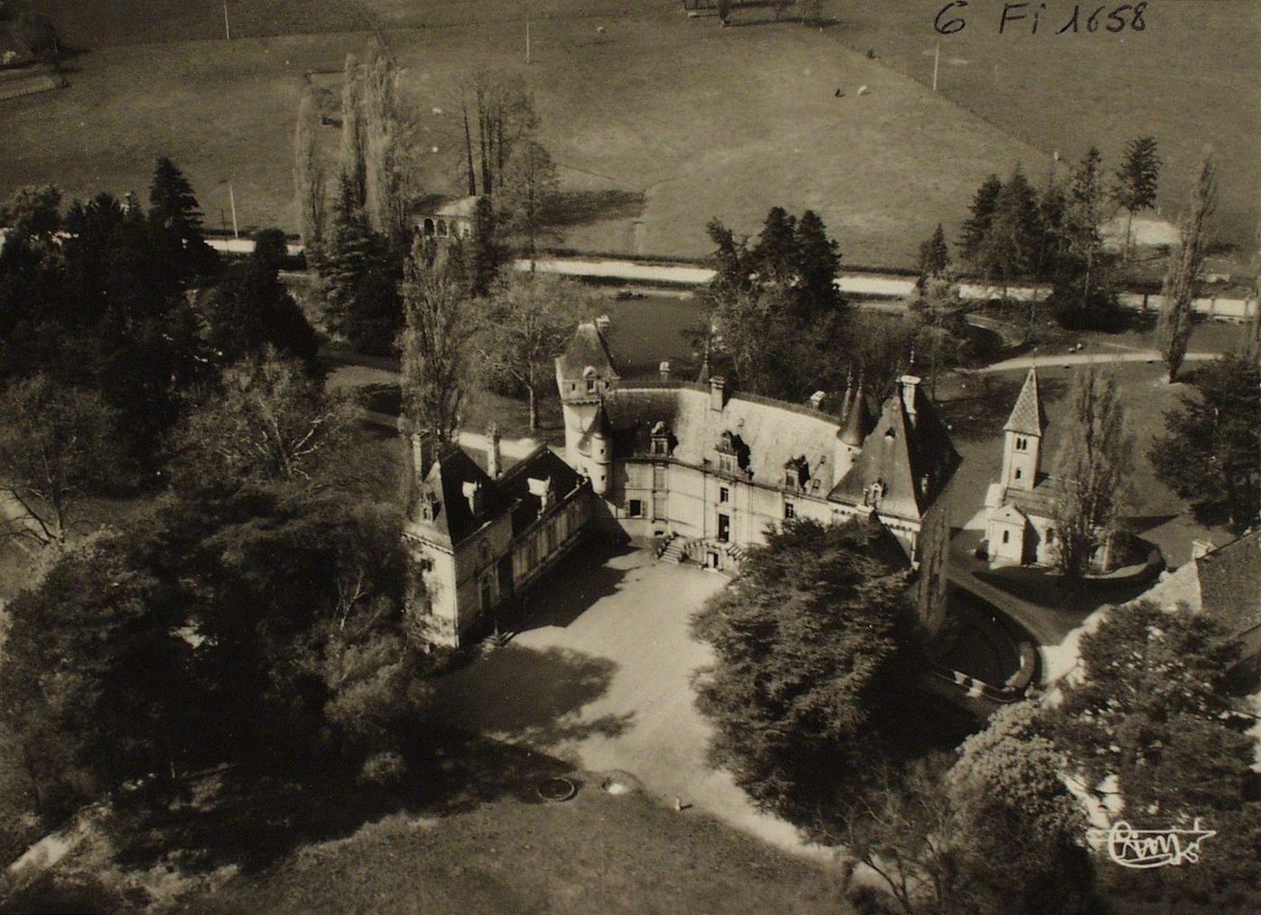 Bresse-sur-Grosne. Le château. Vue aérienne.