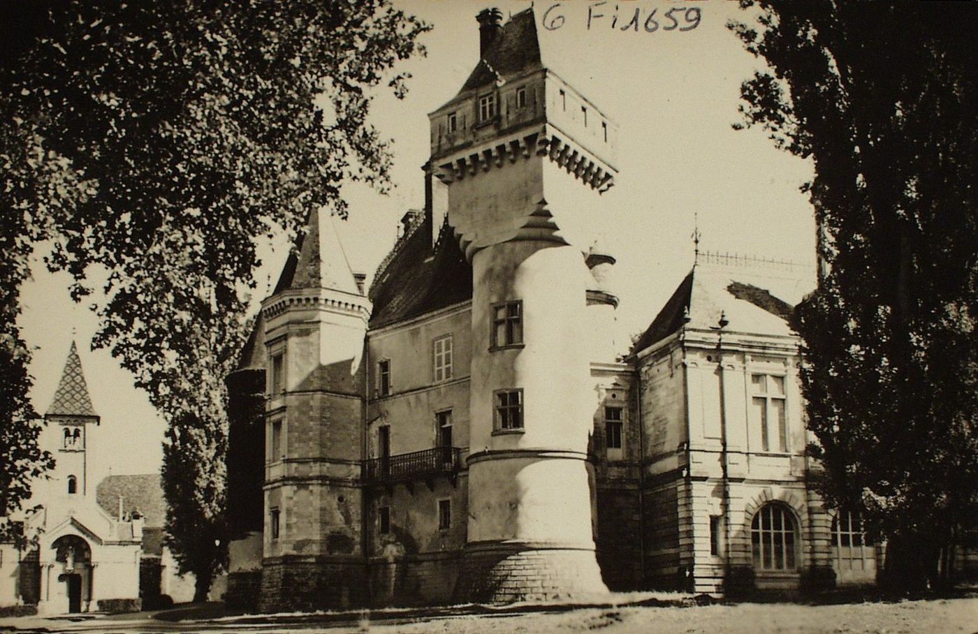 Bresse-sur-Grosne. Le château (façade Nord) et la chapelle.