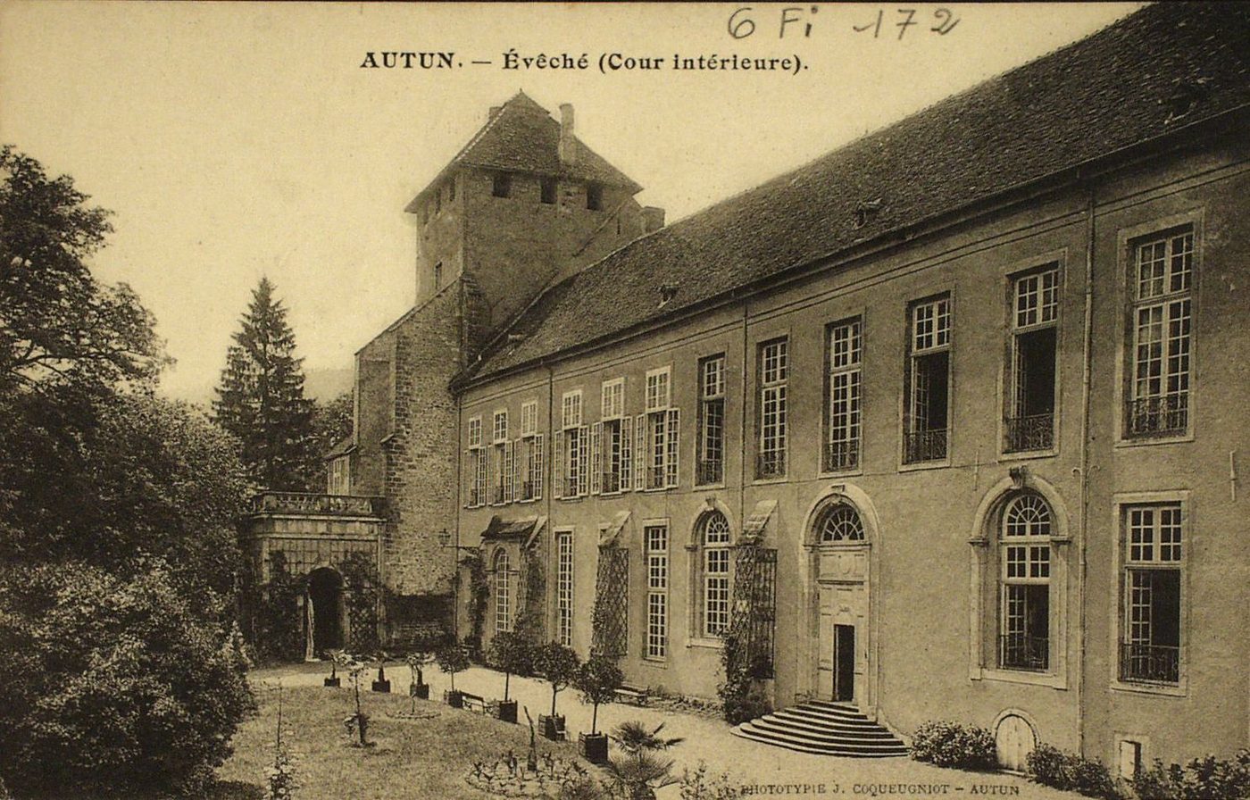 Autun. Evêché (cour intérieure).