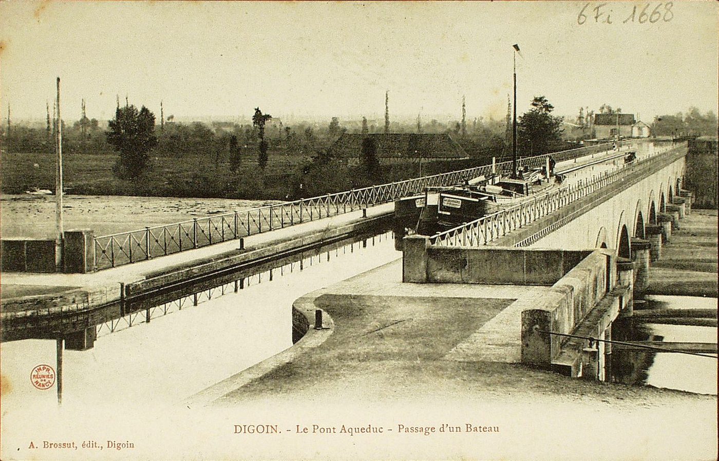Digoin. Le Pont Aqueduc. Passage d'un bateau.