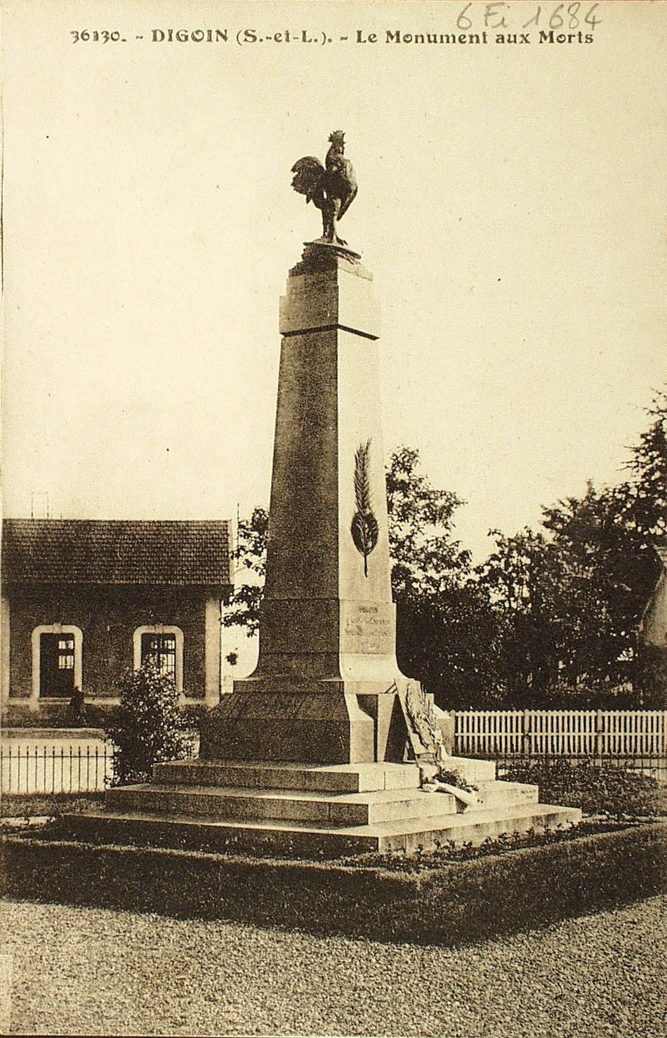 Digoin. Le monument aux morts.