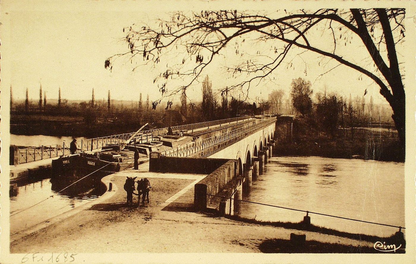 Digoin. Pont aqueduc sur la Loire.