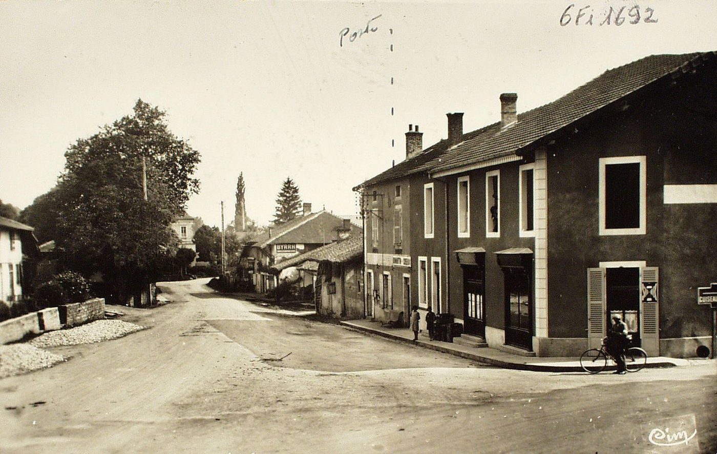 Dommartin-lès-Cuiseaux. Place de la poste.