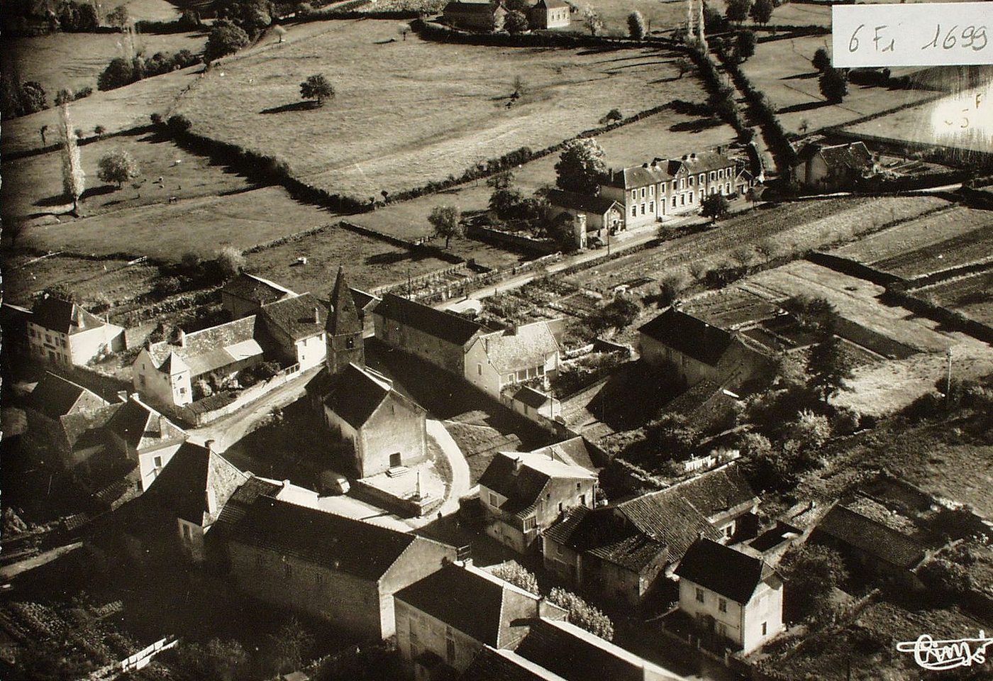 Donzy-le-National. Vue aérienne. Le bourg.