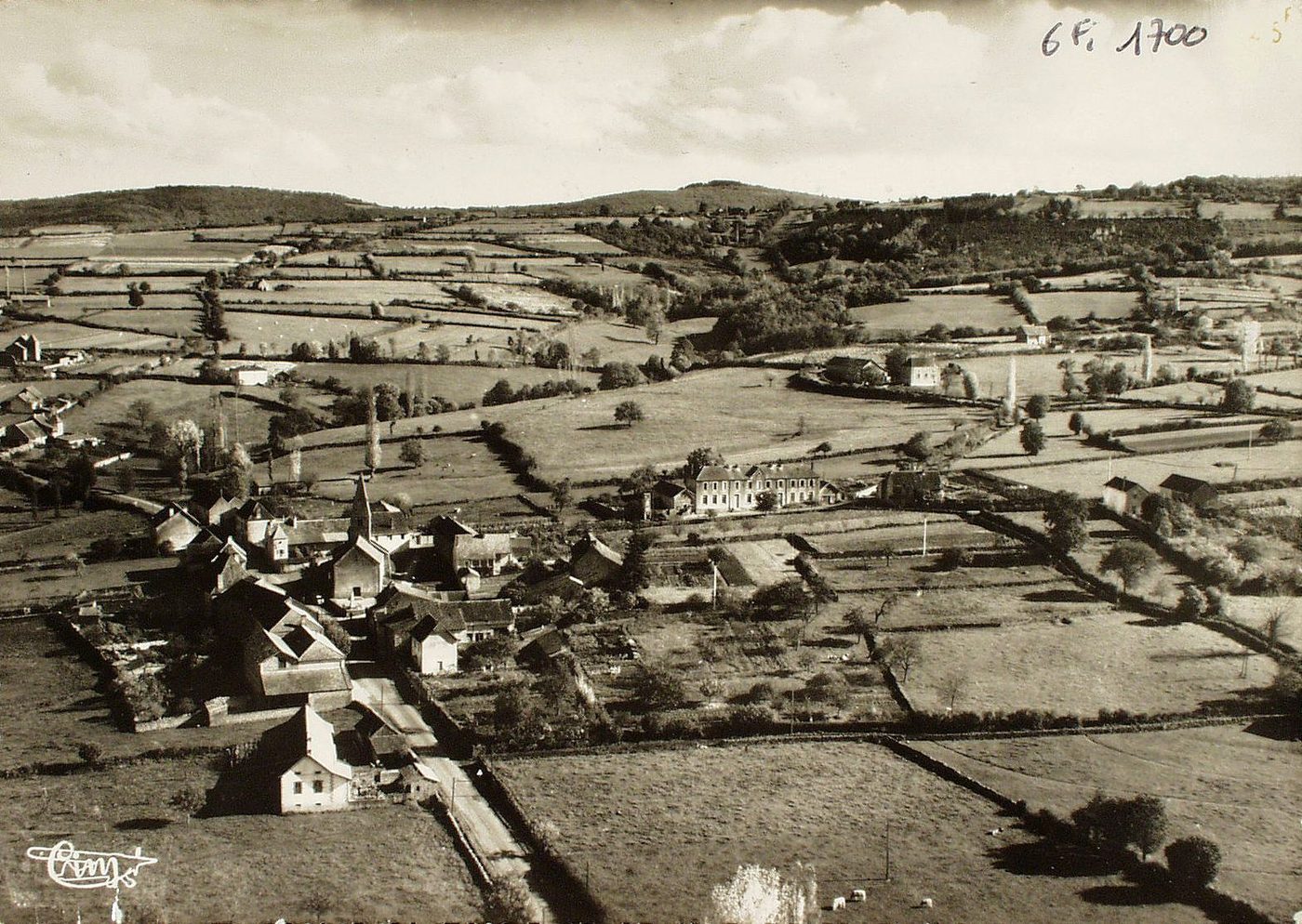 Donzy-le-National. Vue générale aérienne.