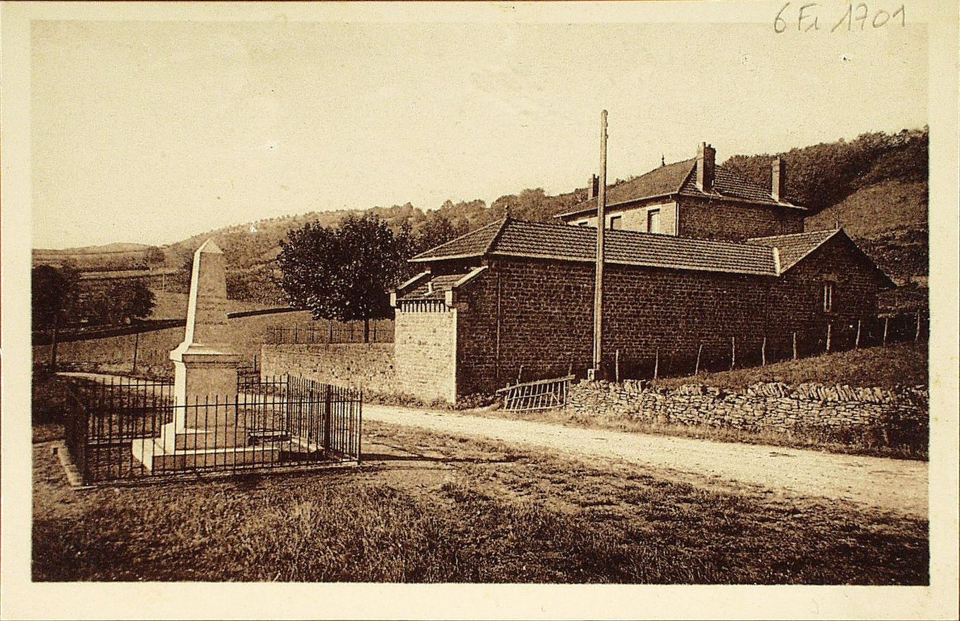 Donzy-le-Pertuis. Le monument aux morts et l'école.