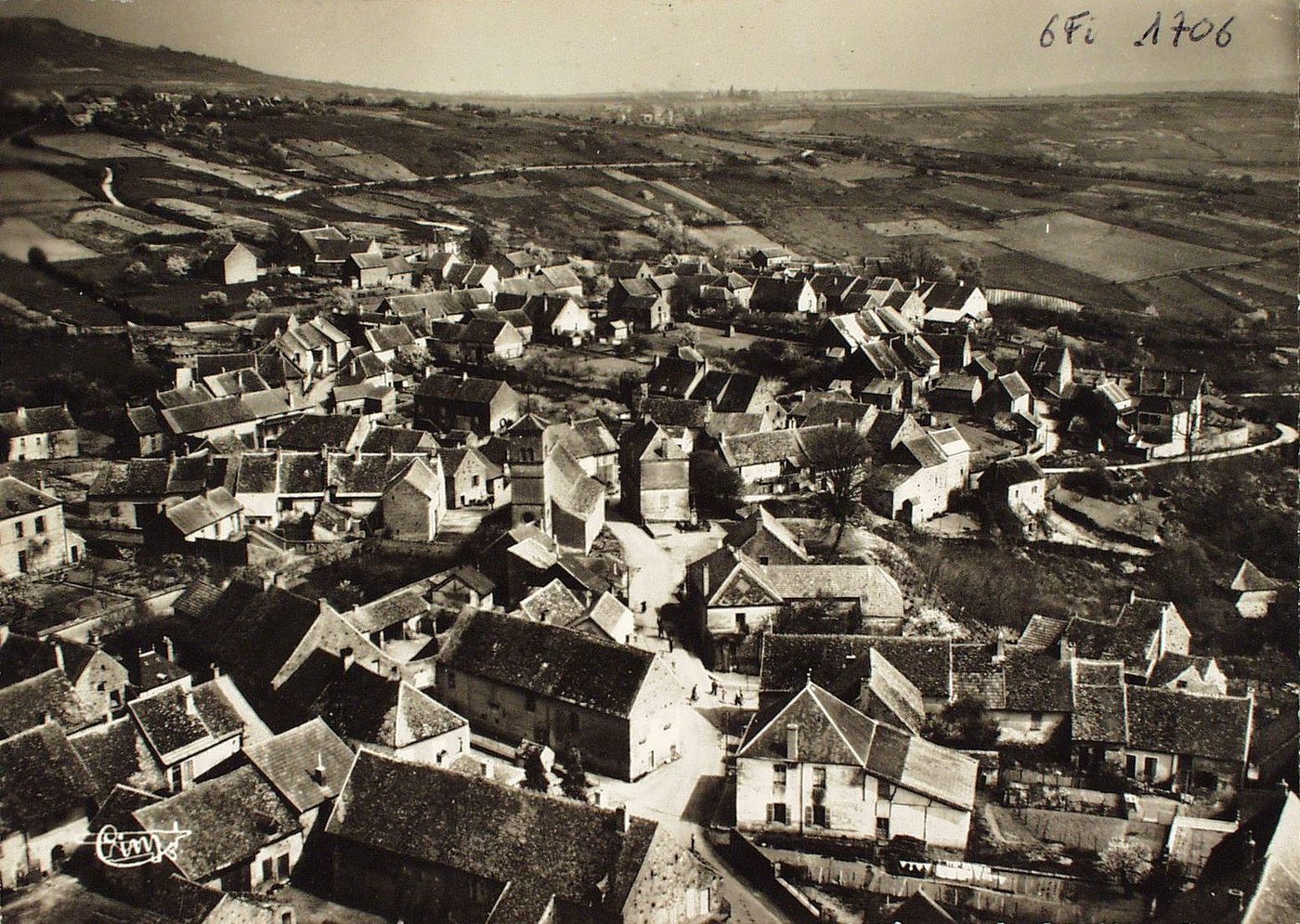 Dracy-lès-Couches. Vue générale aérienne.